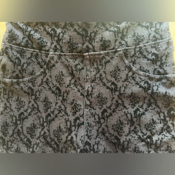 Black Stretchy Leggings Raised Velvet Design. Faux Front Pockets, 2 Back Pockets - Picture 4 of 6